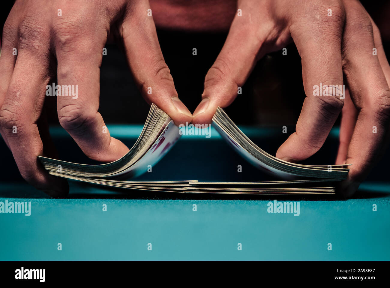 Hände shuffeling Spielkarten vor einem Spiel von Poker Stockfoto