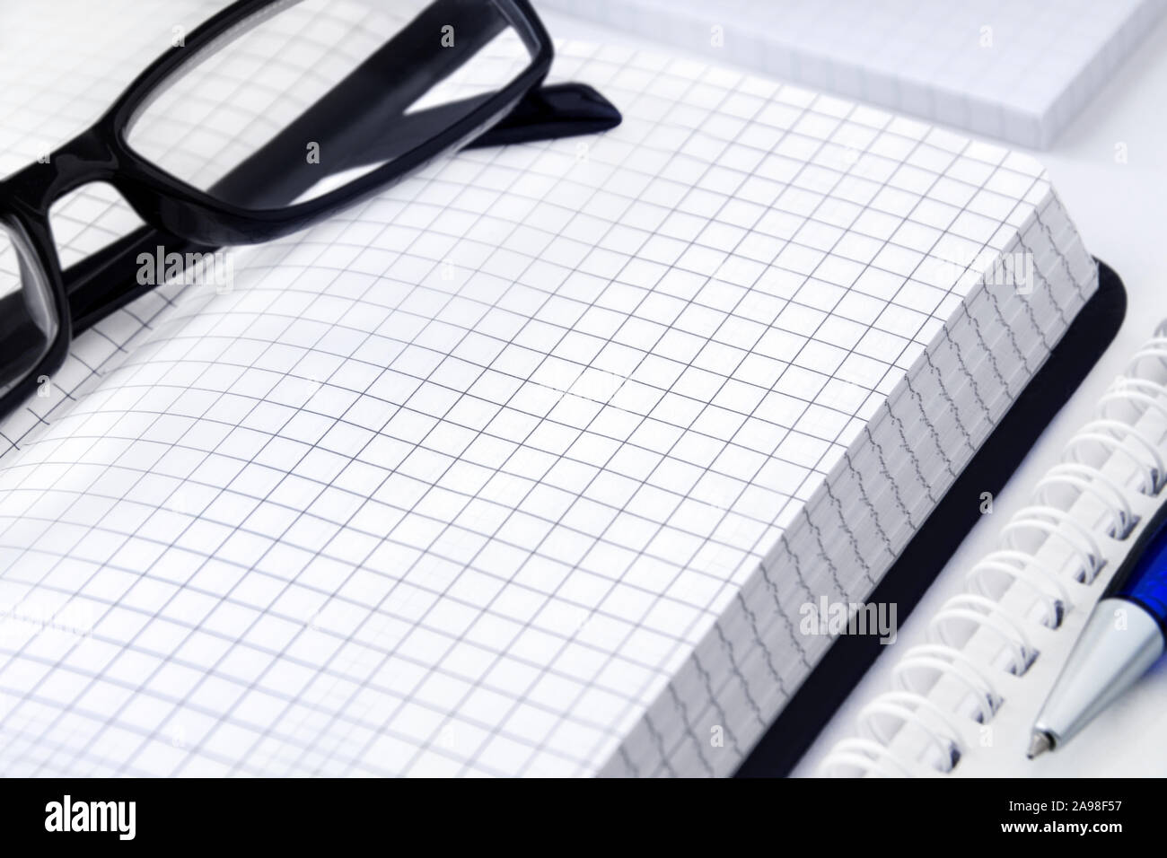 Buch und Brille - Hintergrund Stockfoto