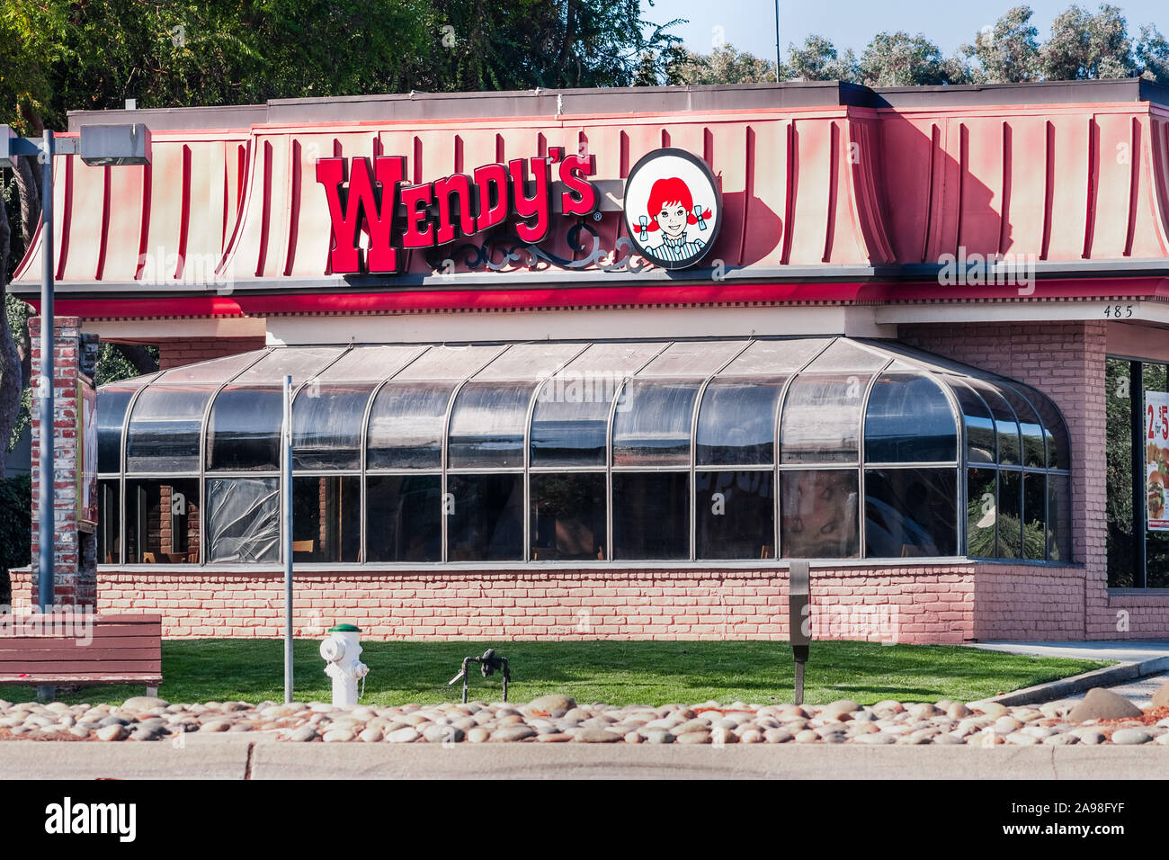 Nov 10, 2019 Sunnyvale/CA/USA - Wendy's Standort in South San Francisco Bay Area; Wendy's ist eine US-amerikanische internationale Fast-Food-Restaurant kette Stockfoto