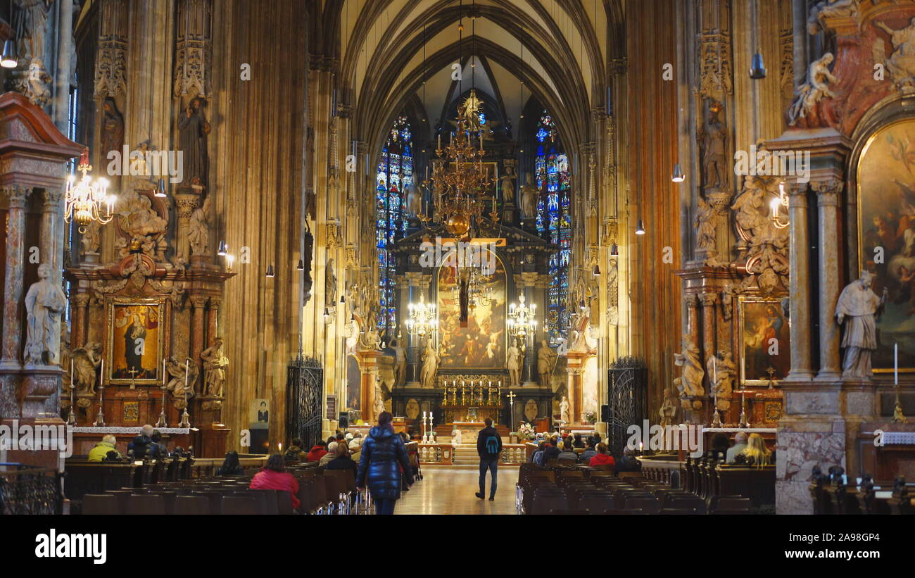 Wien, ÖSTERREICH - OKTOBER 9, 2017: der Blick in das Innere der Stephansdom in Wien, Österreich Stockfoto