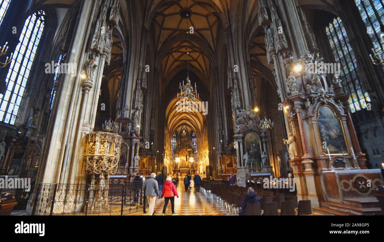 Wien, ÖSTERREICH - OKTOBER 9, 2017: Wide Angle Shot aus dem Inneren der St. Stephans-Kirche in Wien Stockfoto