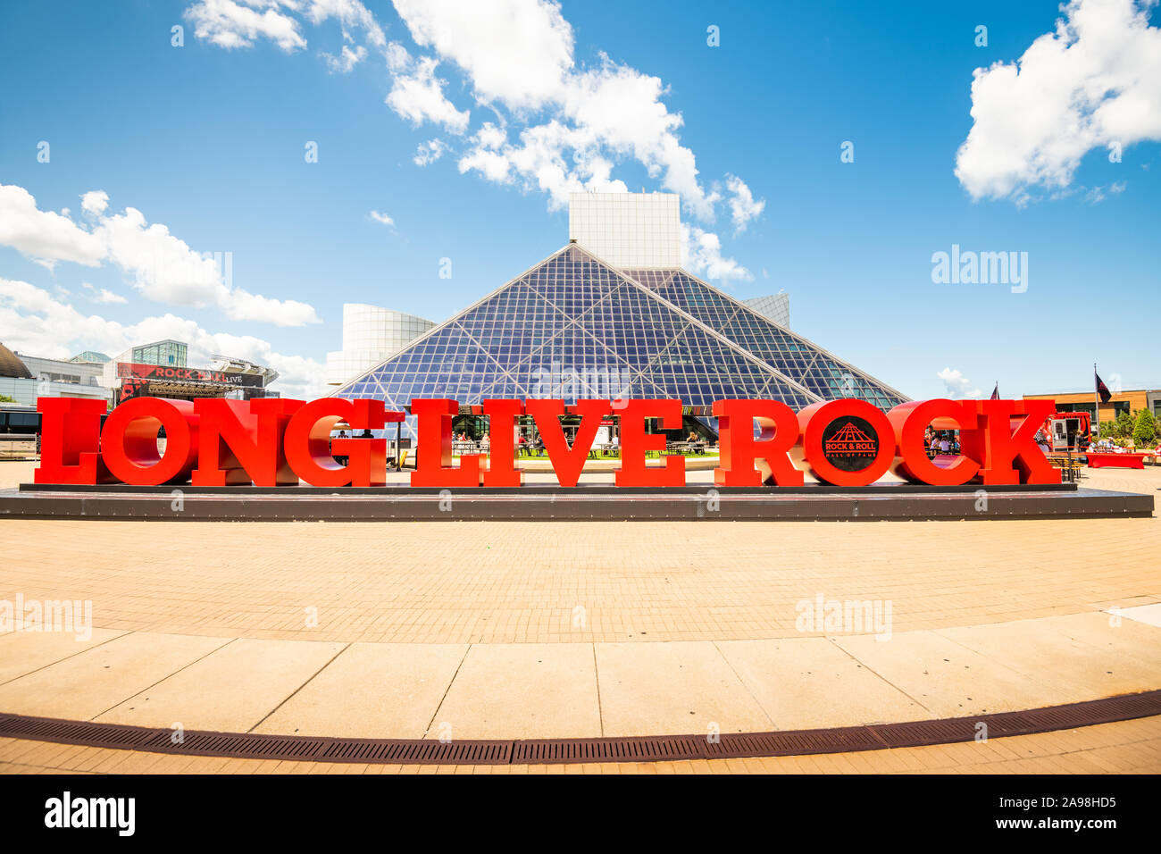CLEVELAND, Ohio - August 9, 2019: Rock and Roll Hall of Fame Eingang. Das Gebäude wurde am 1. September 1995 gewidmet. Stockfoto