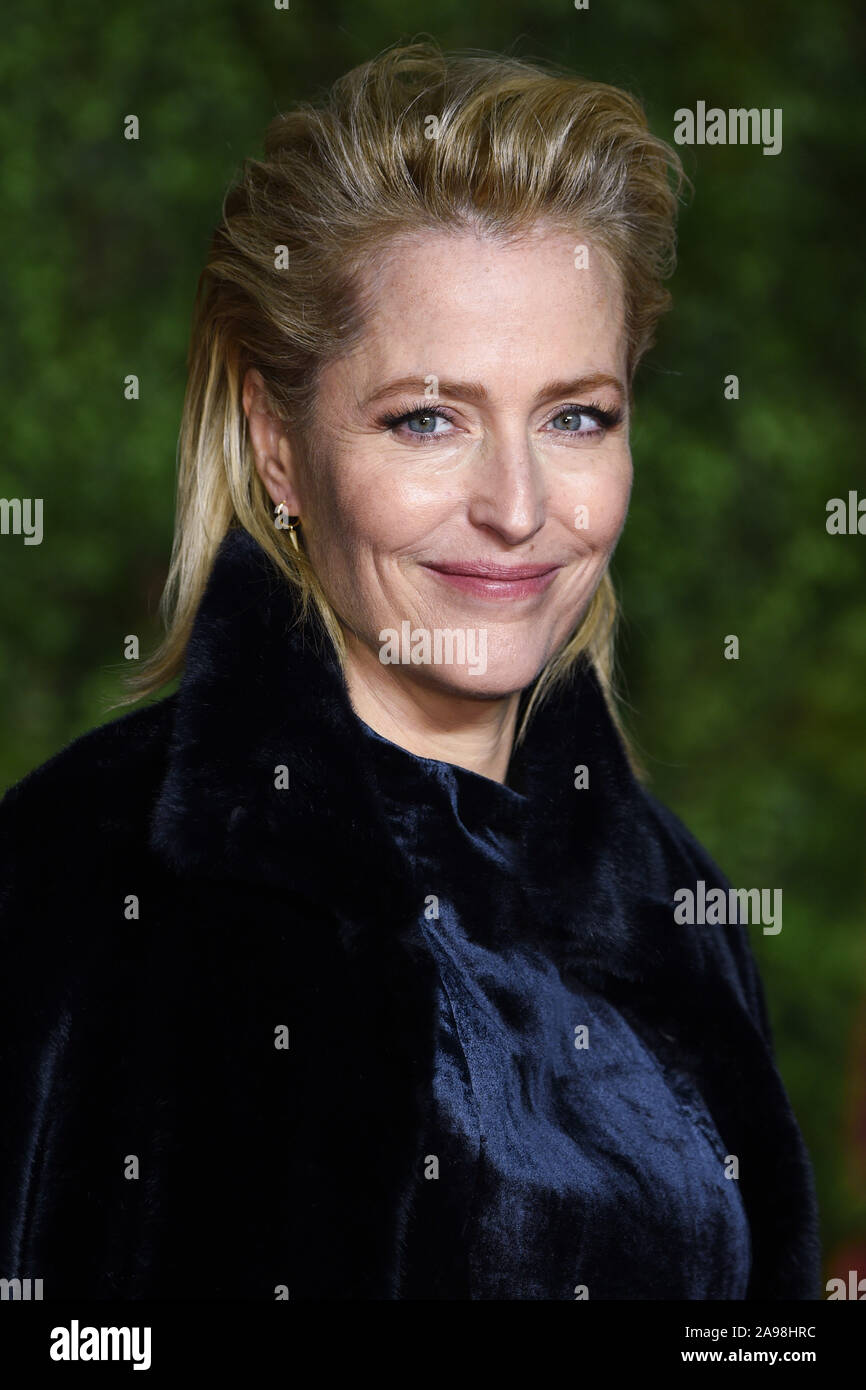 LONDON, GROSSBRITANNIEN. November 13, 2019: Gillian Anderson, die für "die Krone" Serie 3 Premiere im Curzon Mayfair, London. Bild: Steve Vas/Featureflash Credit: Paul Smith/Alamy leben Nachrichten Stockfoto