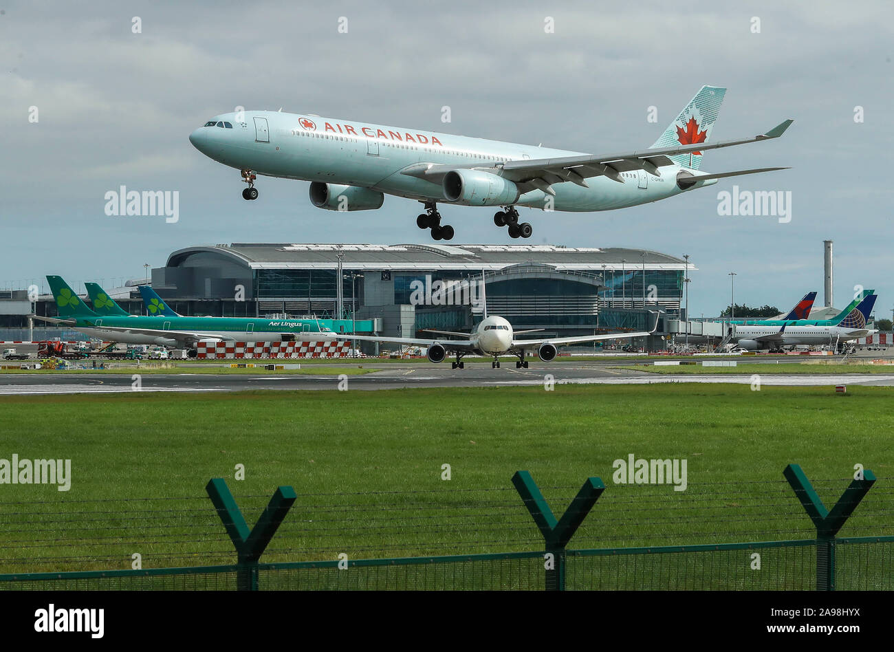 Landungen und Starts nehmen Stockfoto