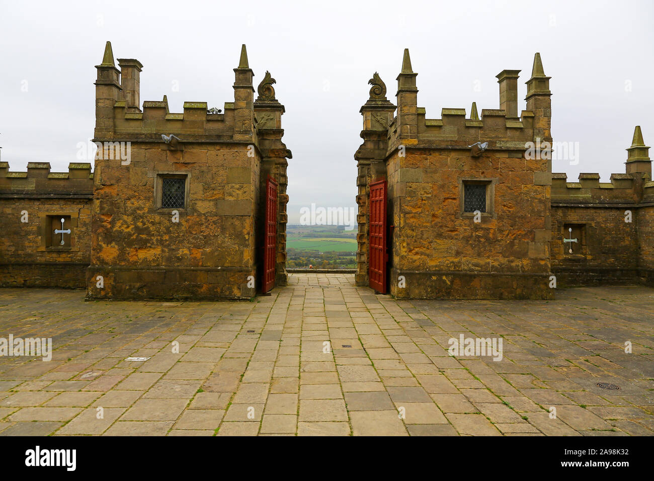 Das Tor Häuser oder Hütten und Vorplatz der Burg an Bolsover Castle, Derbyshire, England, Großbritannien Stockfoto