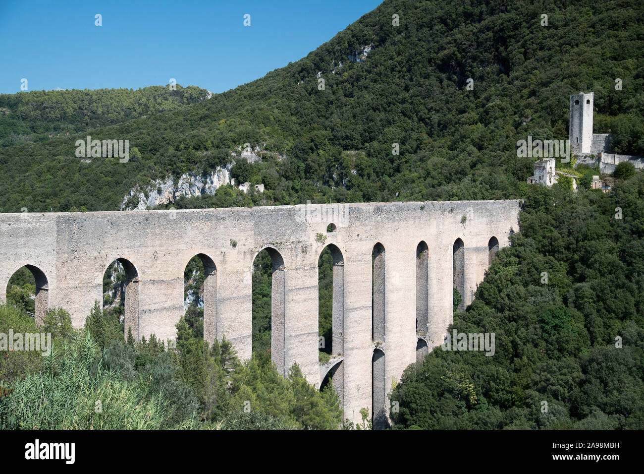 80 m hohe und 230 m lange mittelalterliche Ponte delle Torri aus XIII XIV Jahrhundert und Fortilizio dei Mulini im historischen Zentrum von Spoleto, Umbrien, Italien. Augu Stockfoto