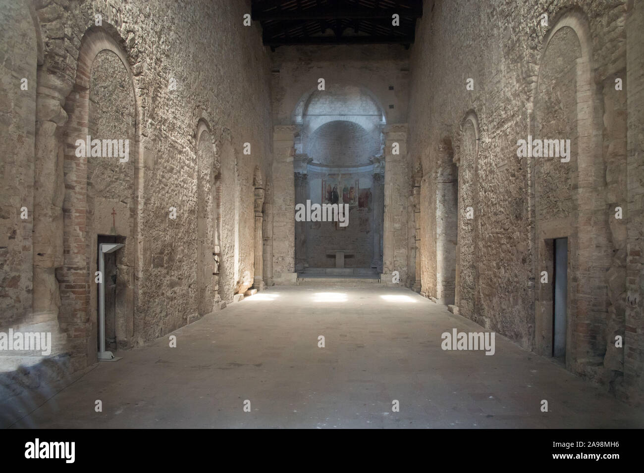 Romanische Basilika di San Salvatore (Basilika von San Salvatore) in Spoleto, Umbrien, Italien. Am 19. August 2019, der frühchristlichen Basilika in IV. erbaut Stockfoto