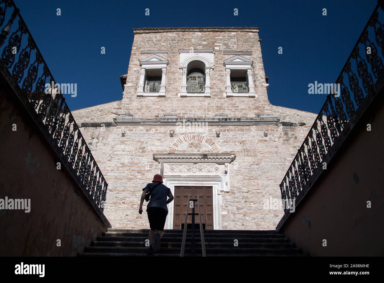 Romanische Basilika di San Salvatore (Basilika von San Salvatore) in Spoleto, Umbrien, Italien. Am 19. August 2019, der frühchristlichen Basilika in IV. erbaut Stockfoto