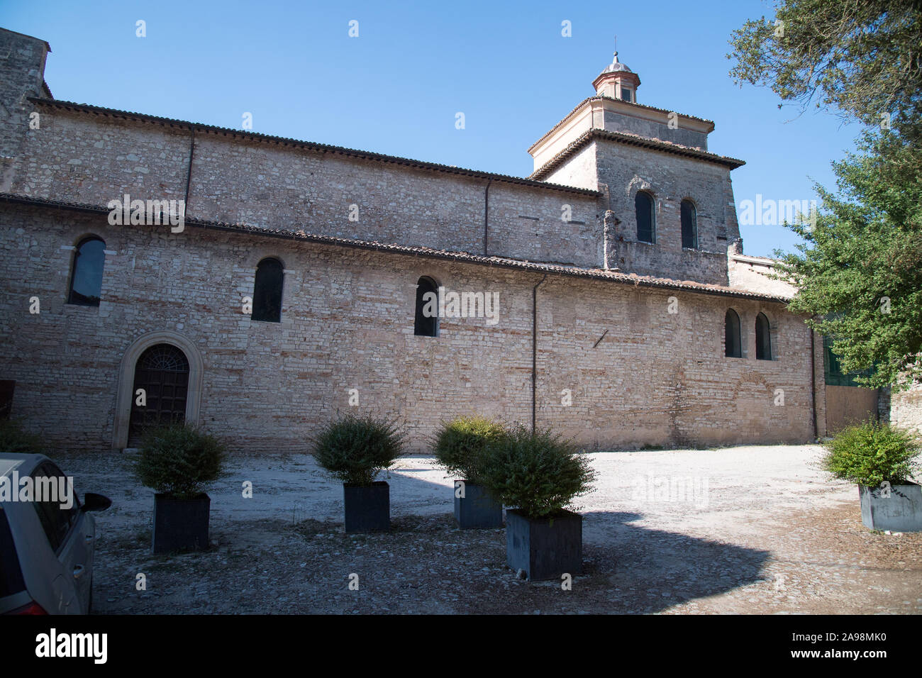 Romanische Basilika di San Salvatore (Basilika von San Salvatore) in Spoleto, Umbrien, Italien. Am 19. August 2019, der frühchristlichen Basilika in IV. erbaut Stockfoto