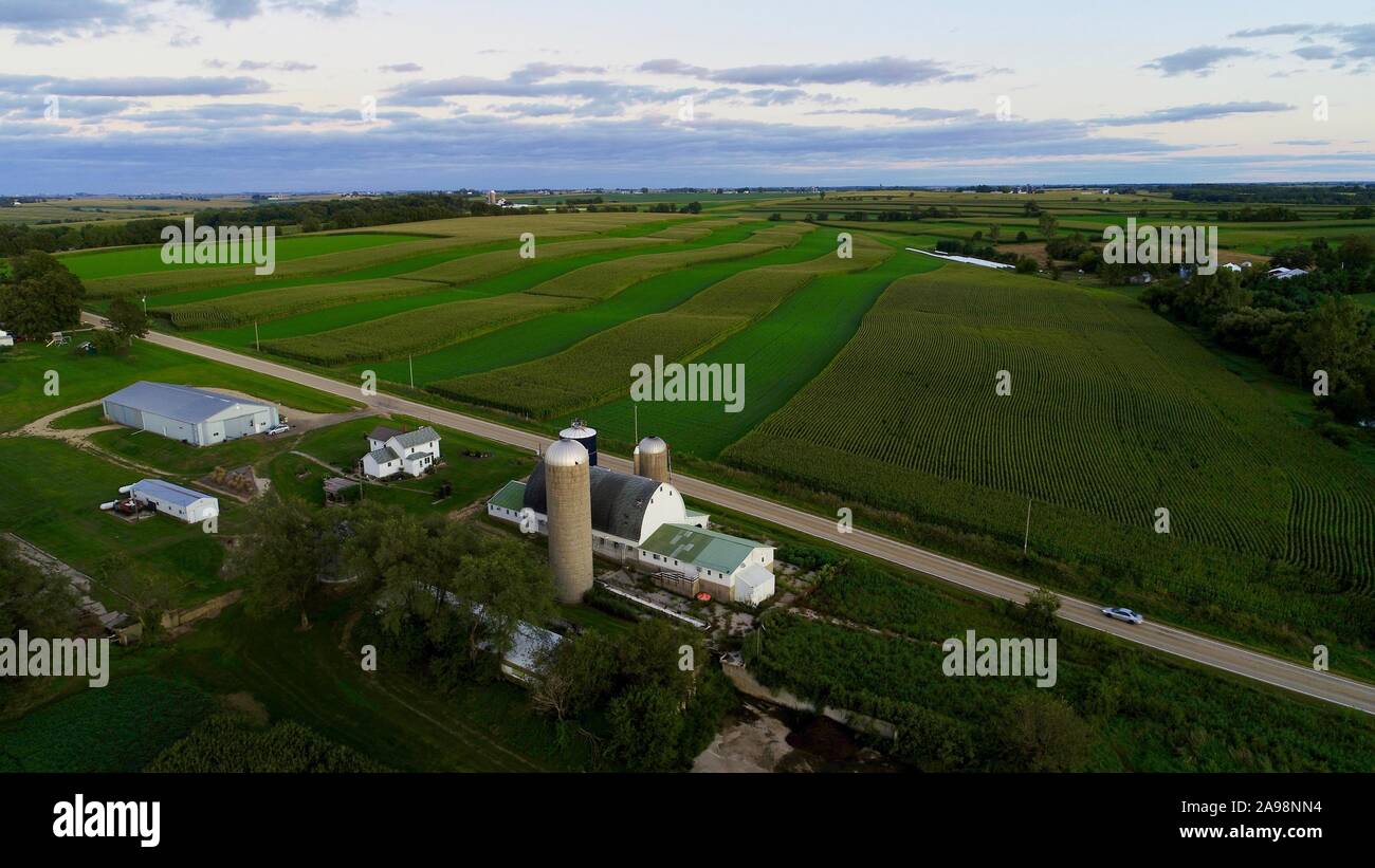 Luftaufnahme der ländlichen Bauernhof mit hügeligen Landschaft bei Sonnenuntergang mit Mais und Luzerne Erntegut Konturen, außerhalb Monroe, Wisconsin, USA Stockfoto