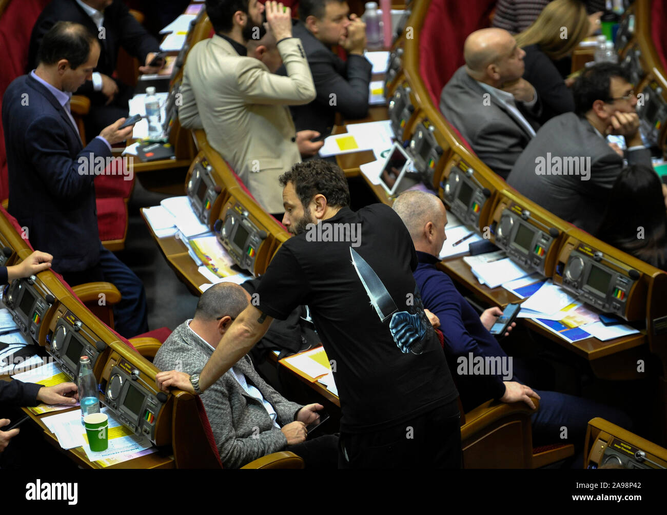 Ukrainische stellvertretender Oleksandr Dubinsky (C) von der Partei des Präsidenten Diener des Volkes während einer Parlamentssitzung in Kiew spricht. Stockfoto