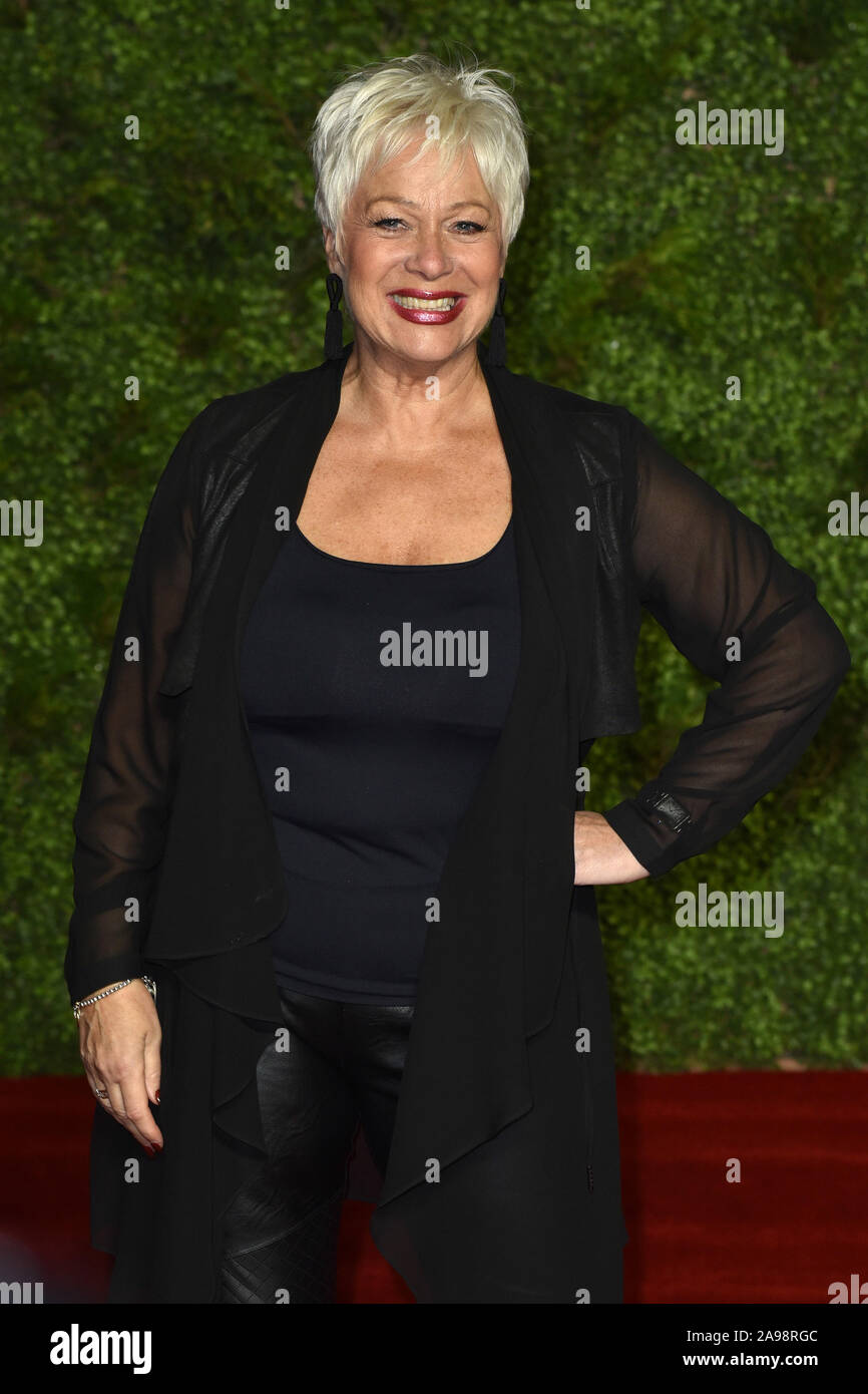 Denise Welch besucht die Krone Serie 3, Weltpremiere im Curzon Mayfair in London. Stockfoto