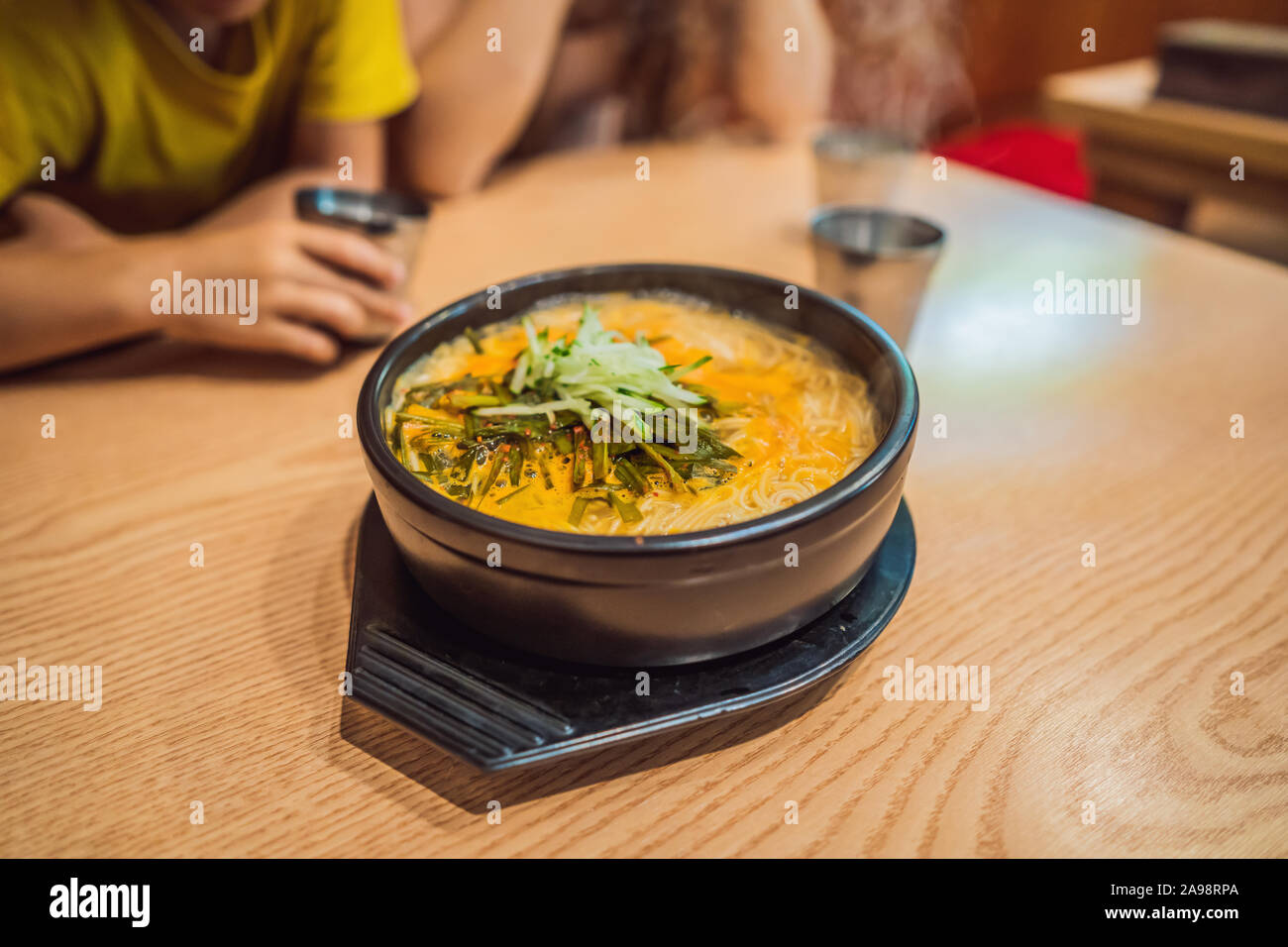 Die koreanische Küche, würzige Ramen Nudeln mit Spinat und Ei Stockfoto