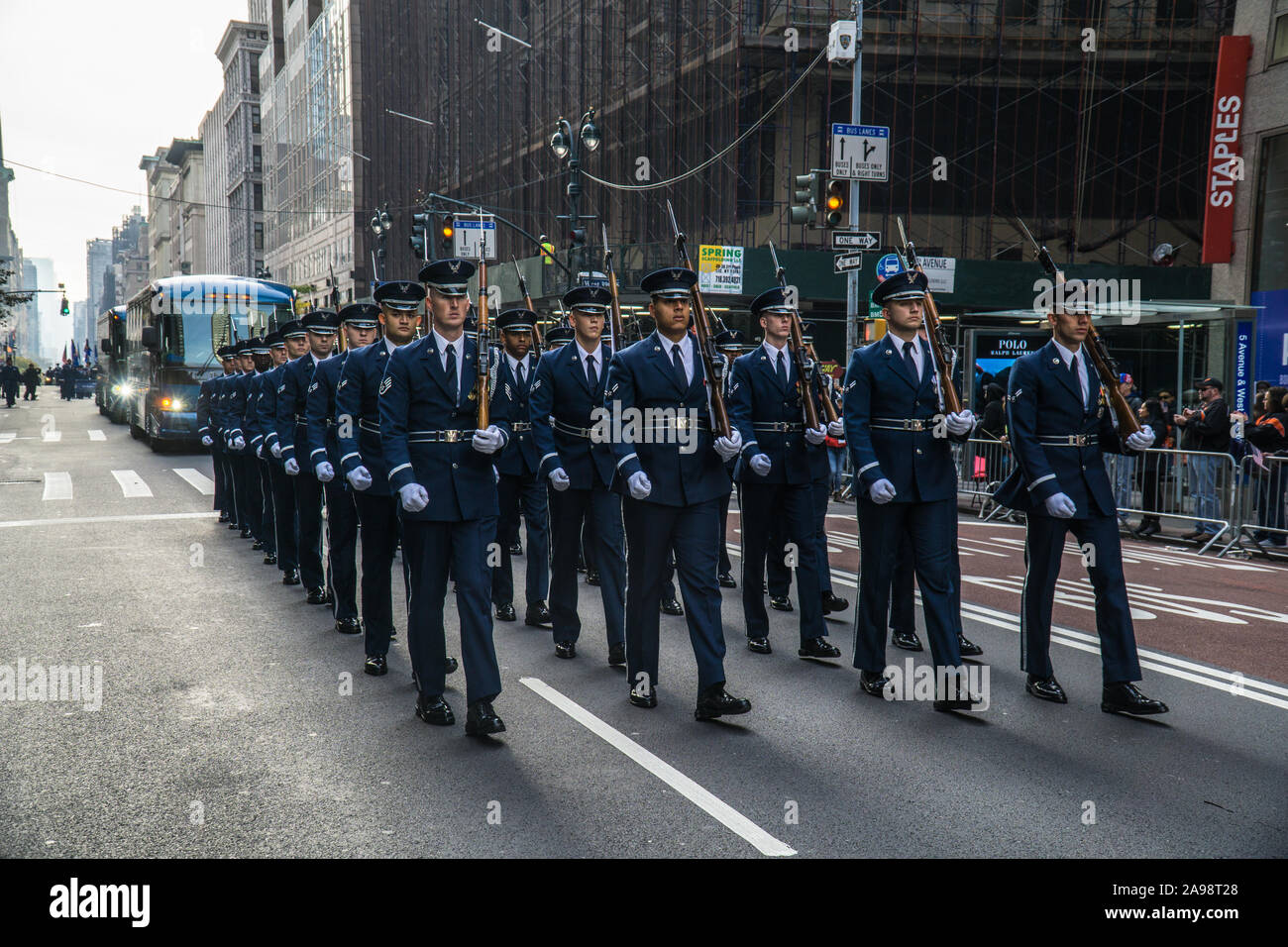 Die Ehre der Männer und Frauen unserer US-Streitkräfte am Veterans Day Parade in New York City. Stockfoto