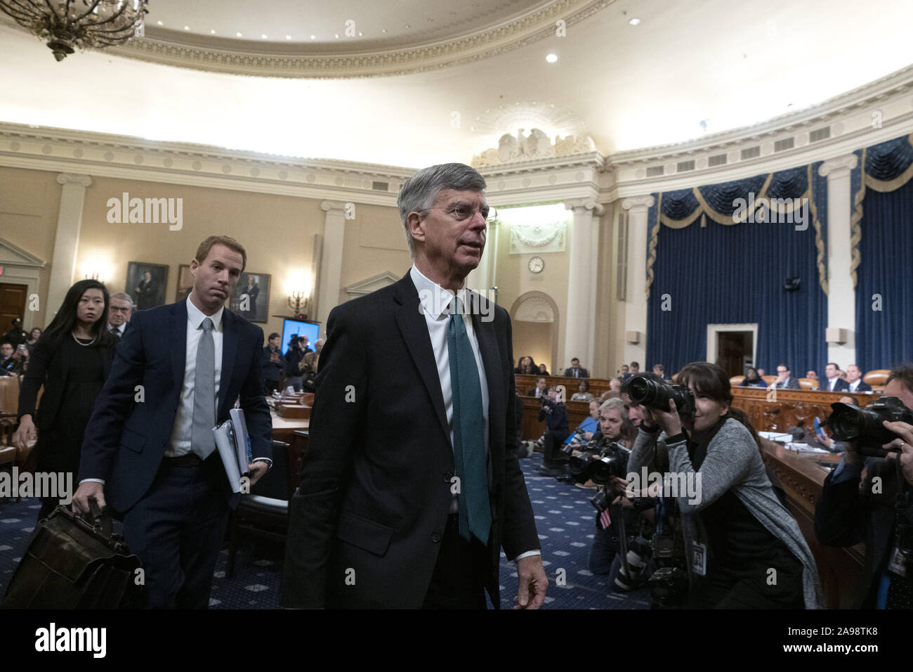 Washington, District of Columbia, USA. 13 Nov, 2019. Der US-Botschafter in der Ukraine, William Taylor die US-House Permanent Select Committee fährt auf Intelligenz Anhörung auf dem Capitol Hill in Washington, DC, USA, am Mittwoch, 13. November 2019. Dies ist der erste einer Reihe von geplanten öffentlichen Anhörungen über die amtsenthebung Anfrage in United States President Donald J. Trumpf. Credit: Stefani Reynolds/CNP/ZUMA Draht/Alamy leben Nachrichten Stockfoto