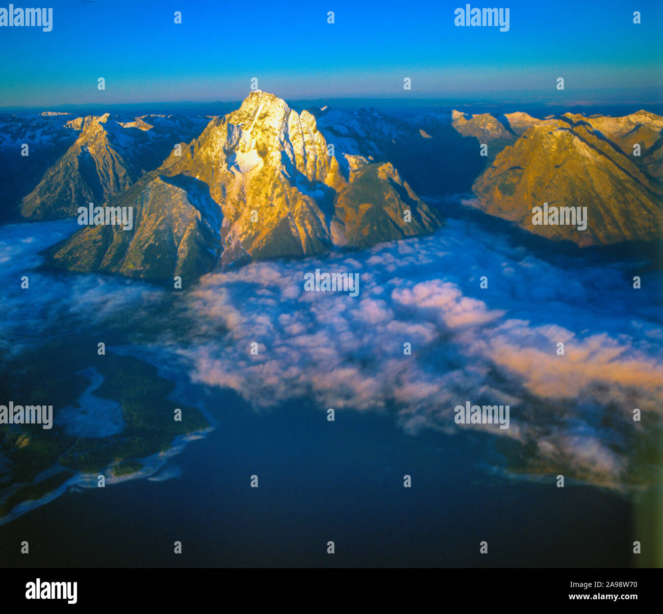 Mt. Moran steigen über Wolken, Grand Teton National Park, Wyoming, Morgens Nebel auf Jackson Lake, Rocky Mountains Stockfoto