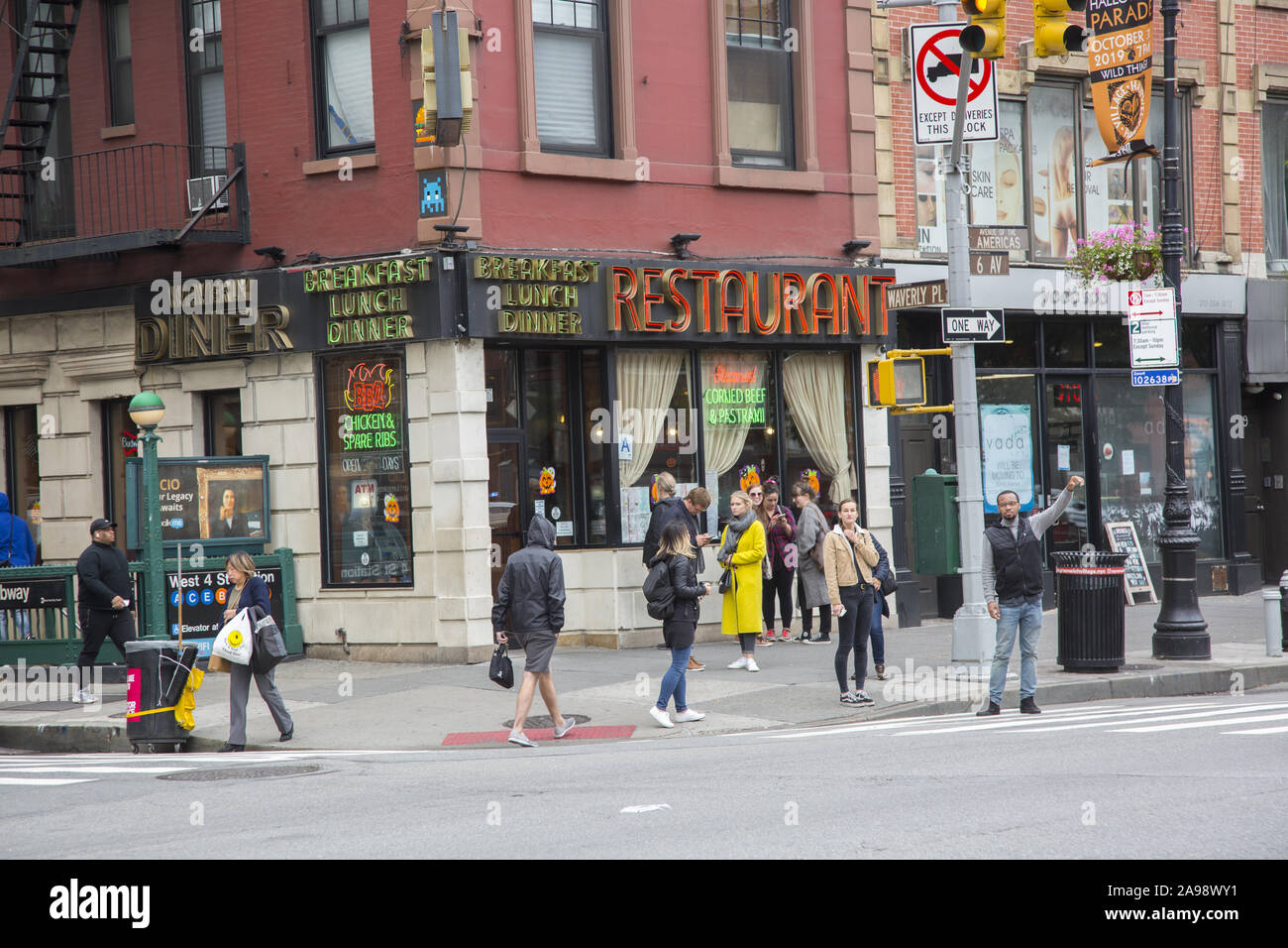 Die Menschen vor dem Wahrzeichen Waverly Diner auf der 6. Avenue an der Waverly Place in Greenwich Village, New York City. Stockfoto
