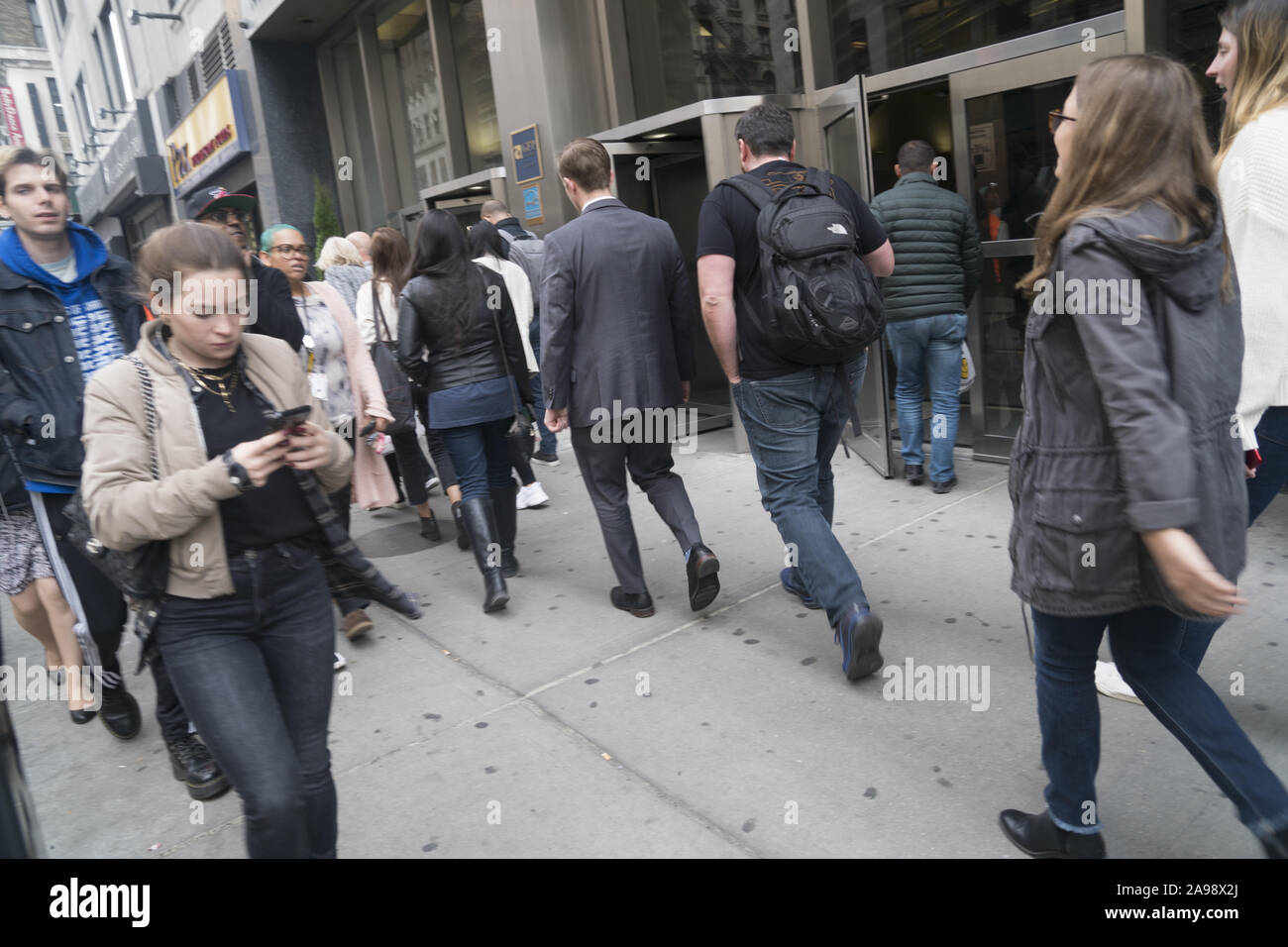 Die Menschen entlang der 8th Avenue in der Nähe der 34th Street während des morgendlichen Berufsverkehrs in Manhattan, New York City zu arbeiten. Stockfoto