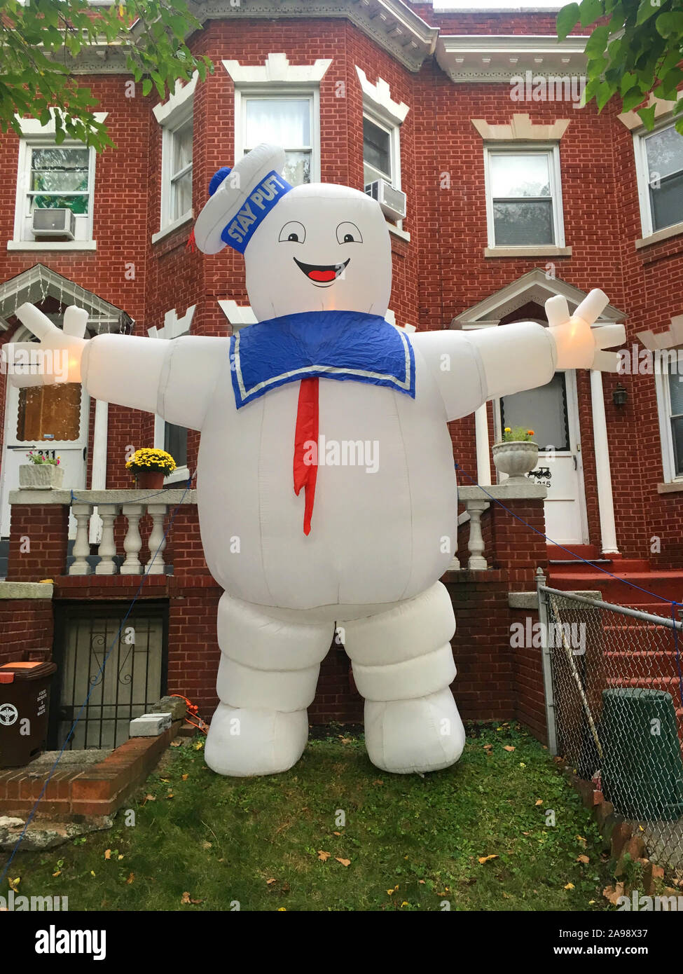 Marshmallow-mann auf dem Rasen ein Zuhause, während der Halloween Jahreszeit in Brooklyn, New York. Stockfoto