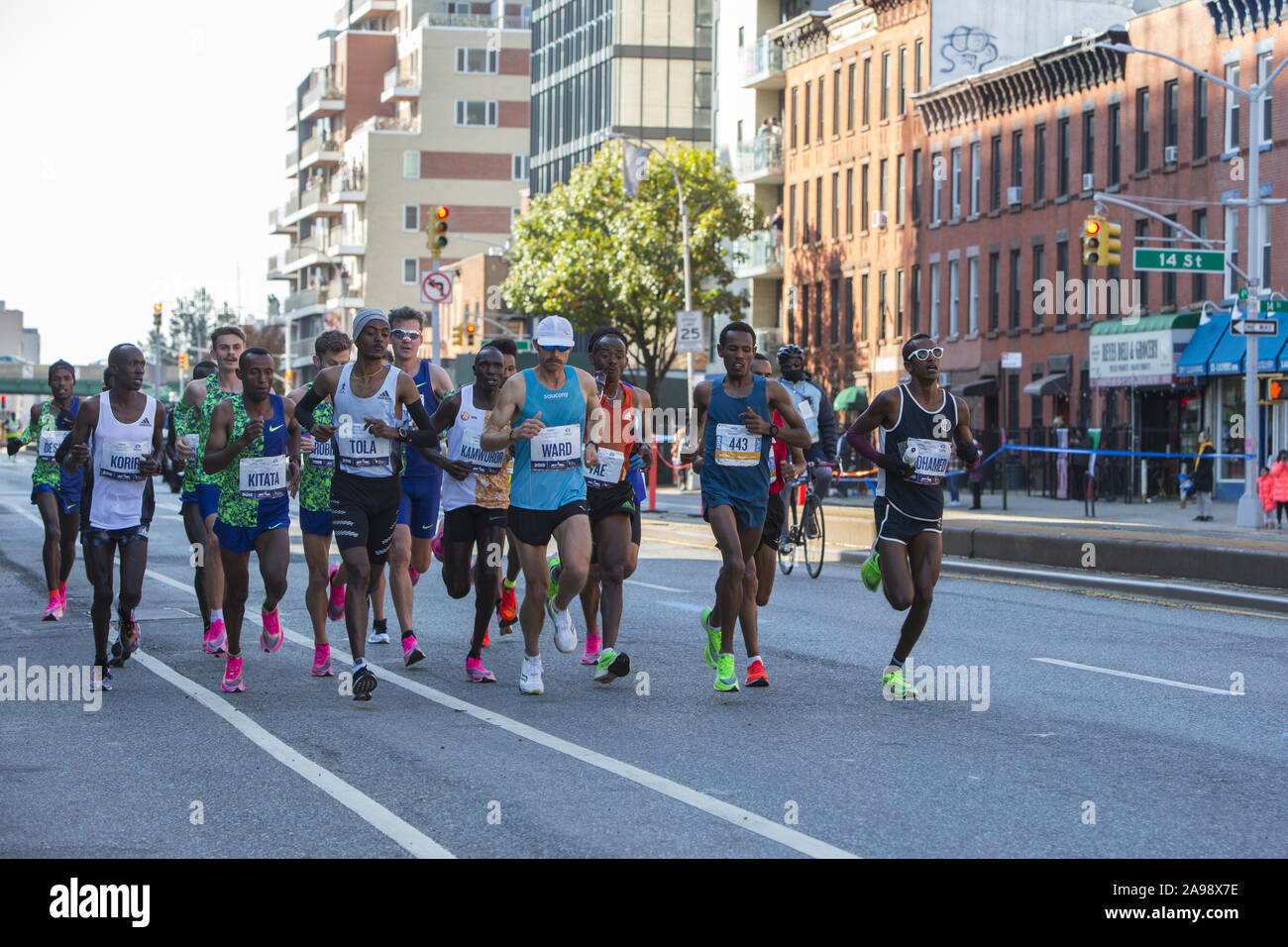 Männliche professionelle Spitzenreiter Kreuzfahrt auf der 4th Avenue in Brooklyn, während der ersten Etappe der 2019 New York City Marathon. Geoffrey Kamworor von Kenia, in der Mitte der 2. Reihe, war der Gewinner zum zweiten Mal in drei Jahren. Stockfoto