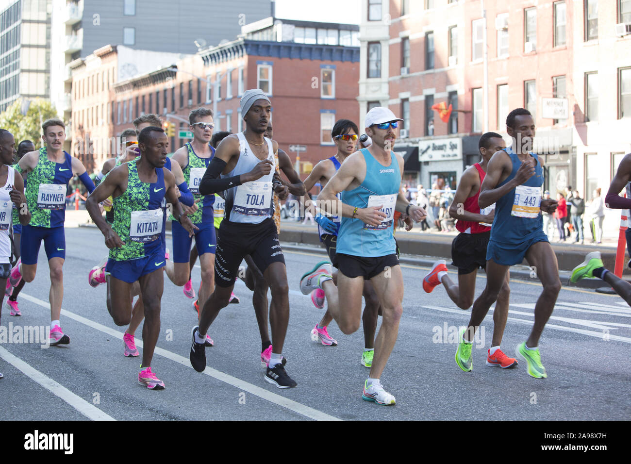 Männliche professionelle Spitzenreiter Kreuzfahrt auf der 4th Avenue in Brooklyn, während der ersten Etappe der 2019 New York City Marathon. Geoffrey Kamworor von Kenia, in der Mitte der 2. Reihe, war der Gewinner zum zweiten Mal in drei Jahren. Stockfoto