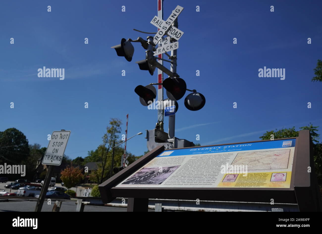 Clifton, VA/USA - 19. September 2019: Informationen Leitfaden für Devereux Station mit einem Bahnübergang Zeichen im Hintergrund Stockfoto