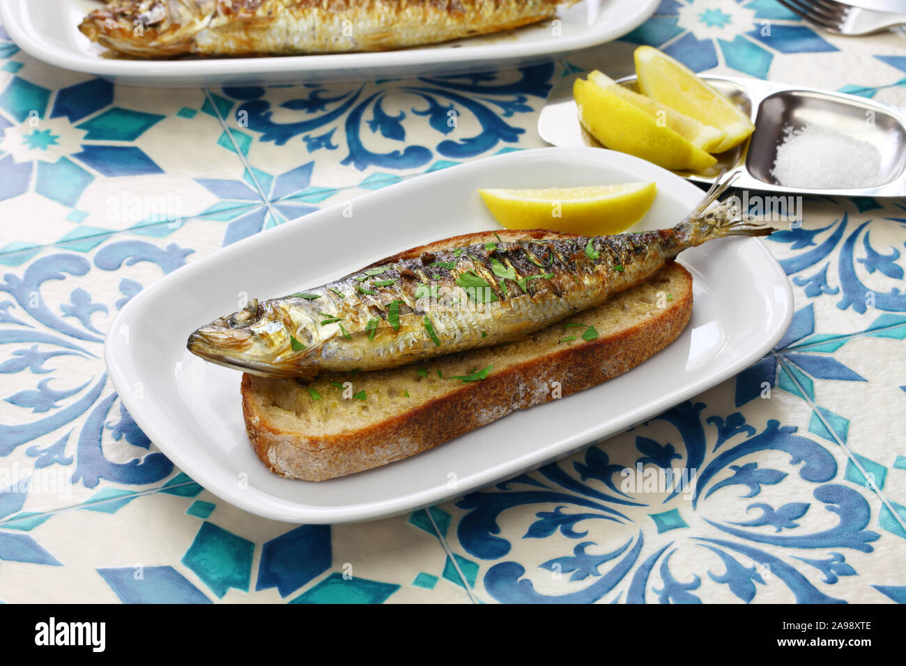 Sardinhas assadas, portugiesisch Sardinen auf geröstetem Brot gegrillt Stockfoto