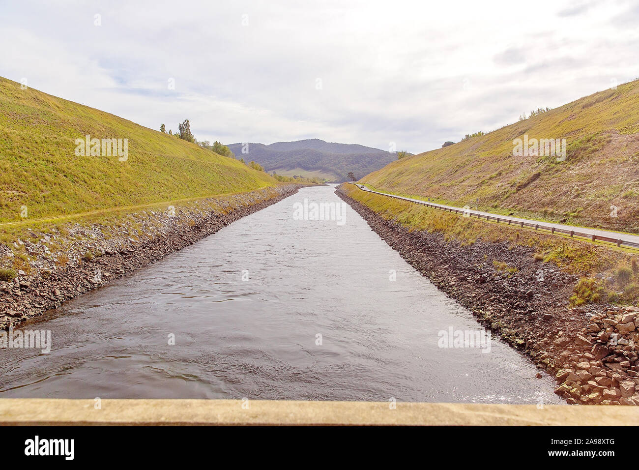 Einen Wasserlauf Kanalisierung der Wasserkraft für die Snowy Hydro Strom Regelung in Australien zur Verfügung zu stellen Stockfoto