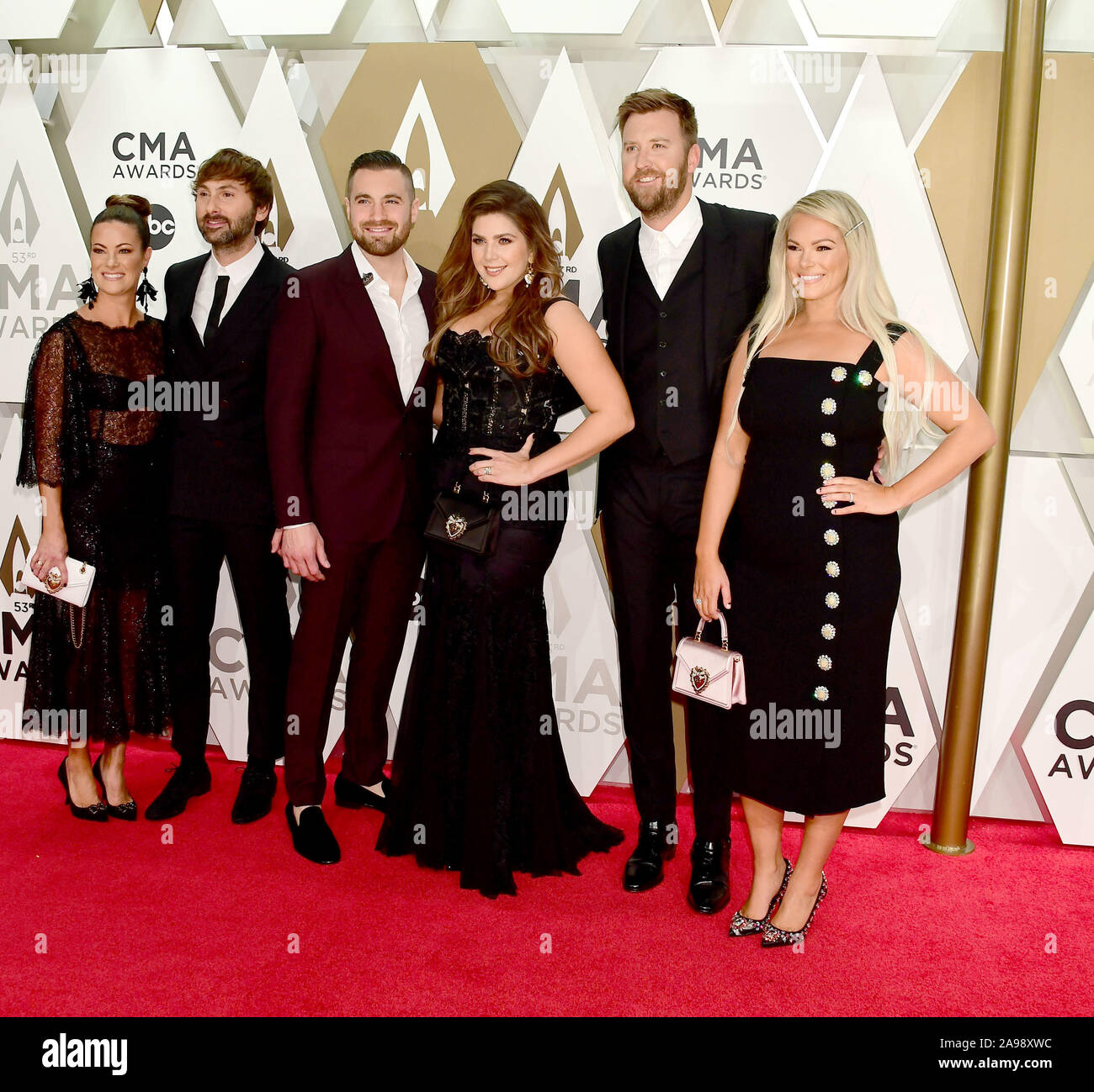 Nashville, Tennessee, USA. 13 Nov, 2019. Charles Kelley, Dave Haywood, Hillary Scott, Lady Antebellum. 53. jährlichen CMA Awards, die größte Nacht Country Musik, Music City Center statt. Foto: Laura Farr/AdMedia/MediaPunch Credit: MediaPunch Inc/Alamy leben Nachrichten Stockfoto