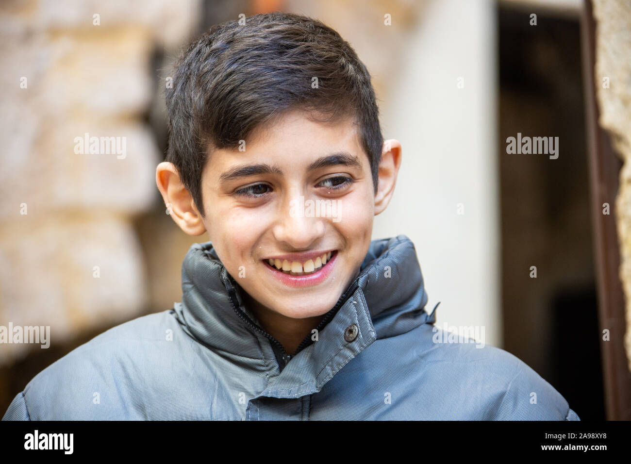 Lokaler Junge im Souk in Tripolis, Libanon Stockfoto