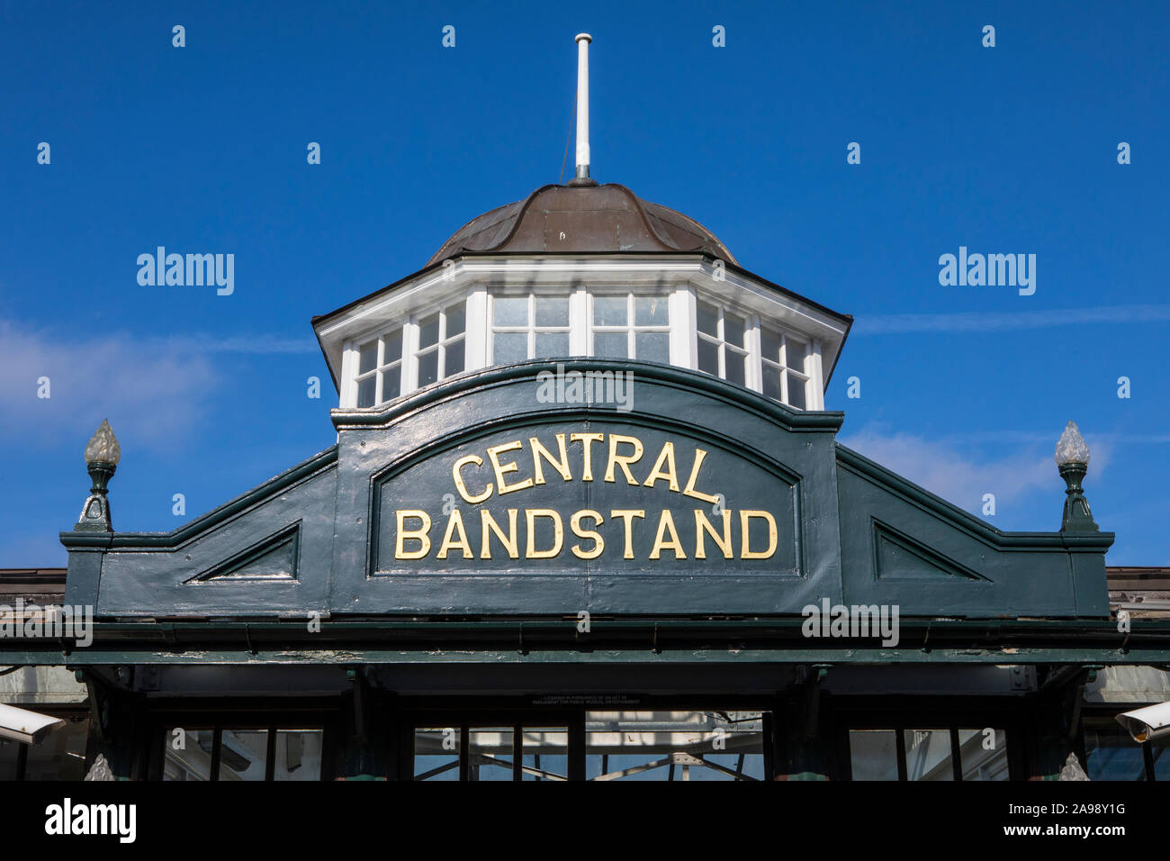 Kent, UK - 21. Februar 2019: Die zentrale musikpavillon Gebäude in Herne Bay, Kent, England. Wenn er zum ersten Mal in den 1920er Jahren erbaut, wurde es zu einem beliebten Ort für v Stockfoto