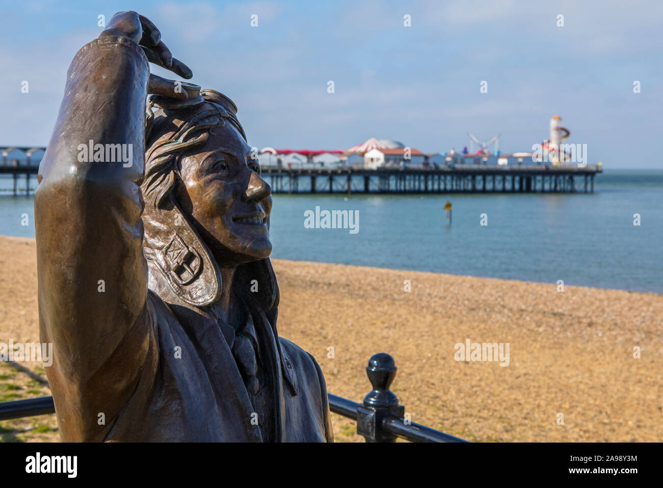 Kent, UK - 21. Februar 2019: eine Bronzestatue von historischen englischen Aviator Amy Johnson, entlang der Promenade in Herne Bay in Kent, England. Es Stockfoto