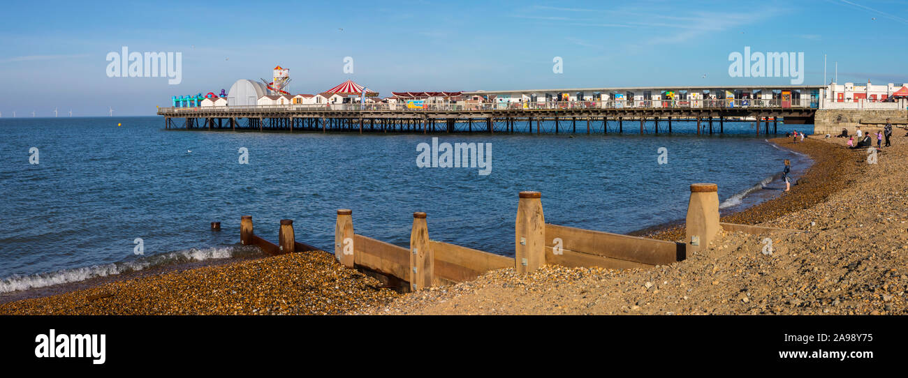 Kent, UK - 21. Februar 2019: Panoramablick von Herne Bay Pier in der Küstenstadt Herne Bay in Kent, England. Stockfoto