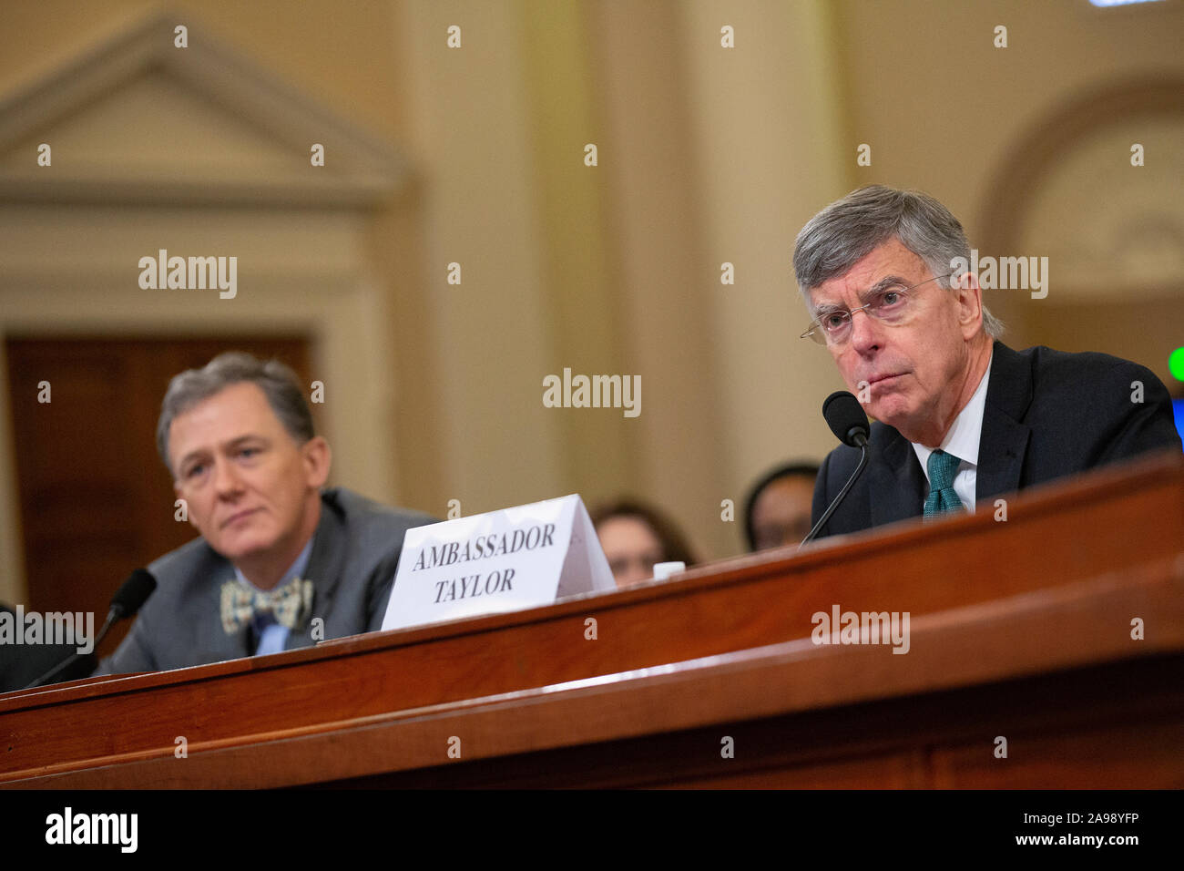 Stellvertretender US-Außenminister George Kent und Handeln der US-Botschafter in der Ukraine, William Taylor bezeugen vor dem US-House Permanent Select Committee on Intelligence auf dem Capitol Hill in Washington, DC, USA, am Mittwoch, 13. November 2019. Dies ist der erste einer Reihe von geplanten öffentlichen Anhörungen über die amtsenthebung Anfrage in United States President Donald J. Trumpf. Credit: Stefani Reynolds/CNP/MediaPunch Stockfoto