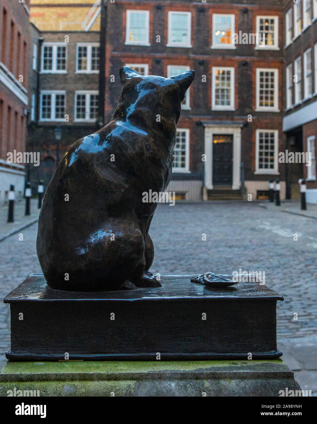 Eine Statue von Hodge - Eine der Katzen von historischen englischen Schriftsteller Samuel Johnson, in die Gough Square in London, befindet sich gegenüber seinem Besitzer ehemaliger Hou besessen Stockfoto