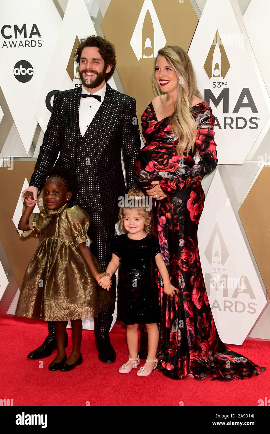 Nashville, Tennessee, USA. 13 Nov, 2019. Willa Grau Akins, Thomas Rhett, Ada James, Lauren Akins Akins. 53. jährlichen CMA Awards, die größte Nacht Country Musik, Music City Center statt. Foto: Laura Farr/AdMedia/MediaPunch Credit: MediaPunch Inc/Alamy leben Nachrichten Stockfoto