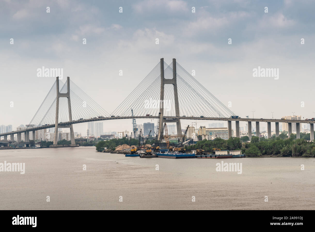 Ho Chi Minh City, Vietnam - 12. März 2019: Langen Tau und Song Sai Gon Flüsse Treffpunkt. H-förmigen Pylonen und Straße von Phu My Brücke unter Stockfoto