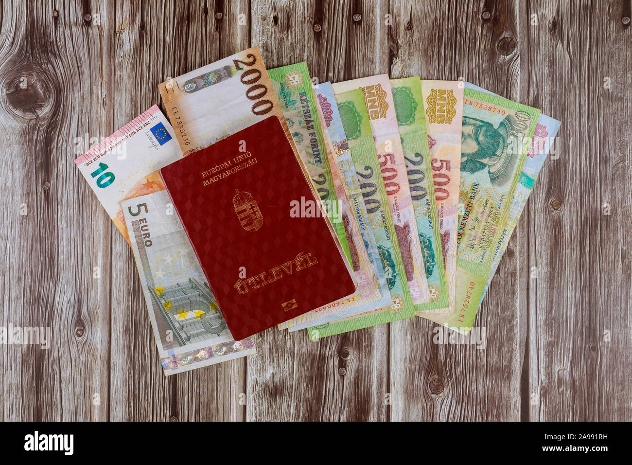 Die ungarische Pässe und Euro-banknoten auf einem forint Papiergeld finanziellen Hintergrund Stockfoto