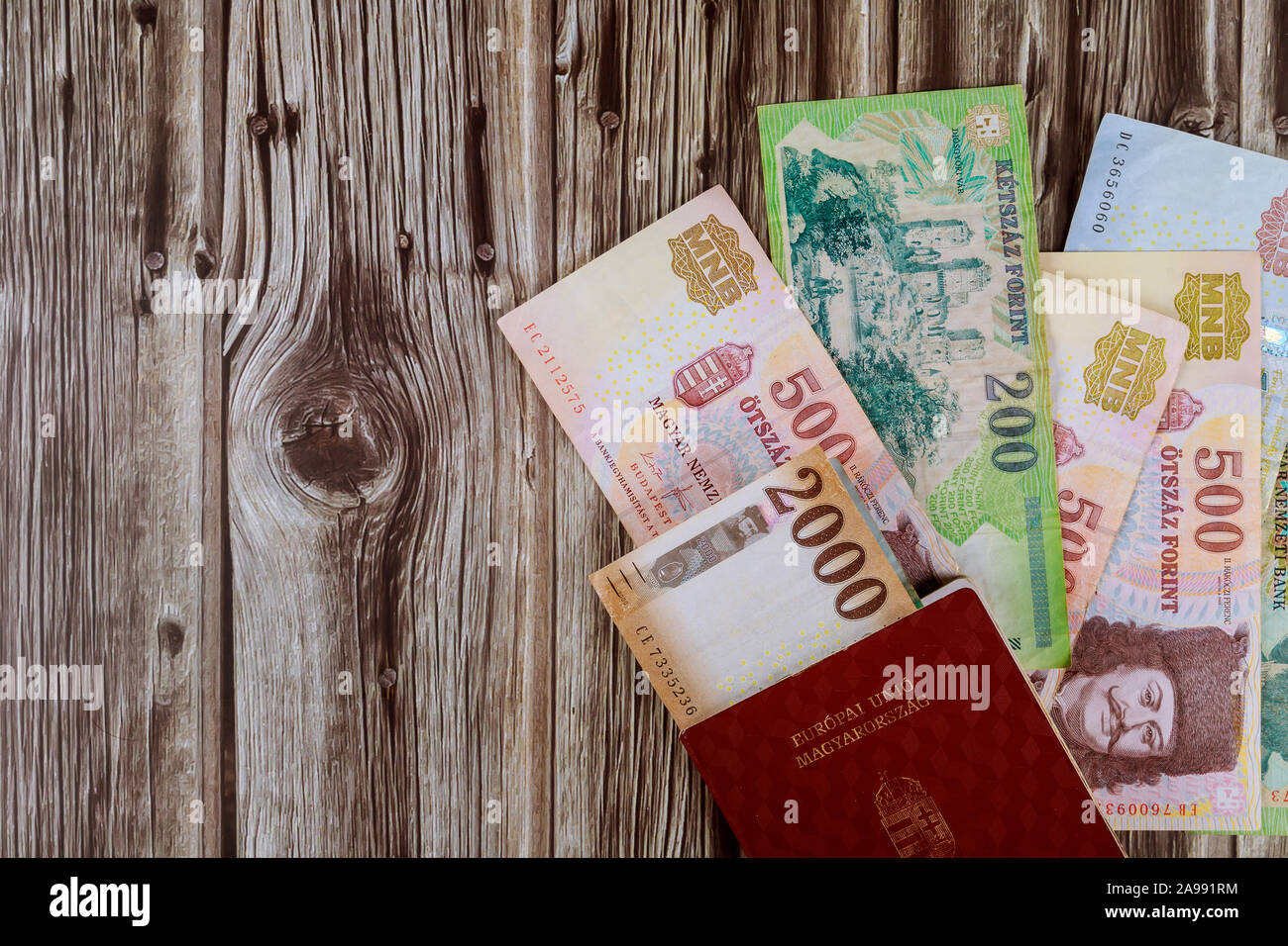 Magyar Pass und Ungarische Forint verschiedene gemischte Banknoten Stockfoto