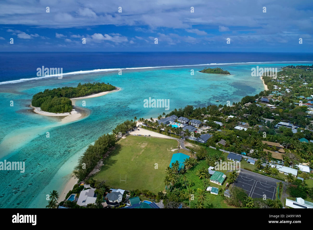 Koromiri Insel, Muri Lagune und Rugby Feld, Rarotonga, Cook Inseln, Südpazifik - drone Antenne Stockfoto