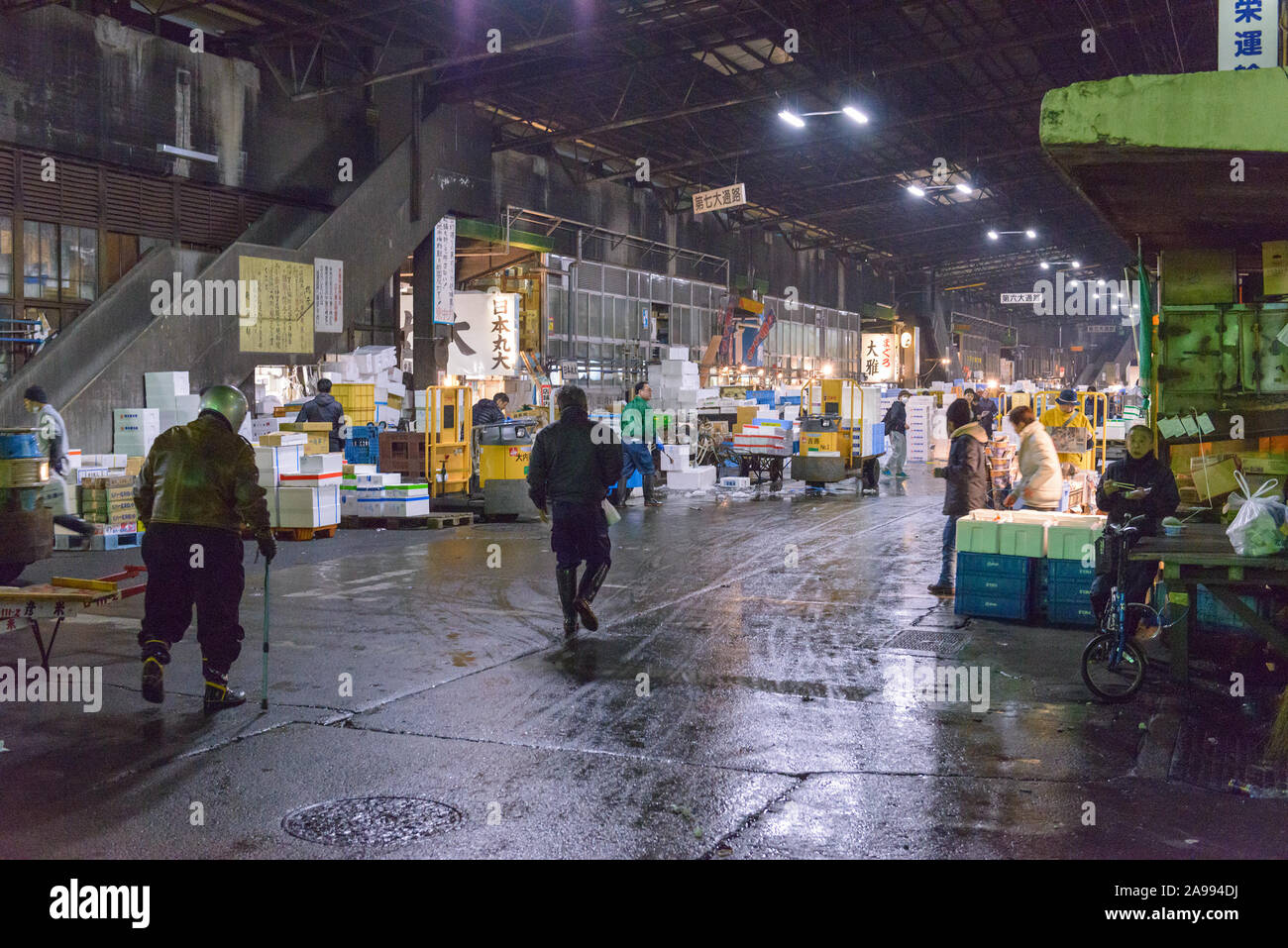 TOKYO, Japan - 17. MÄRZ 2014: Morgen Arbeitnehmer bei der Tsukiji Fischmarkt in Tokio. Stockfoto