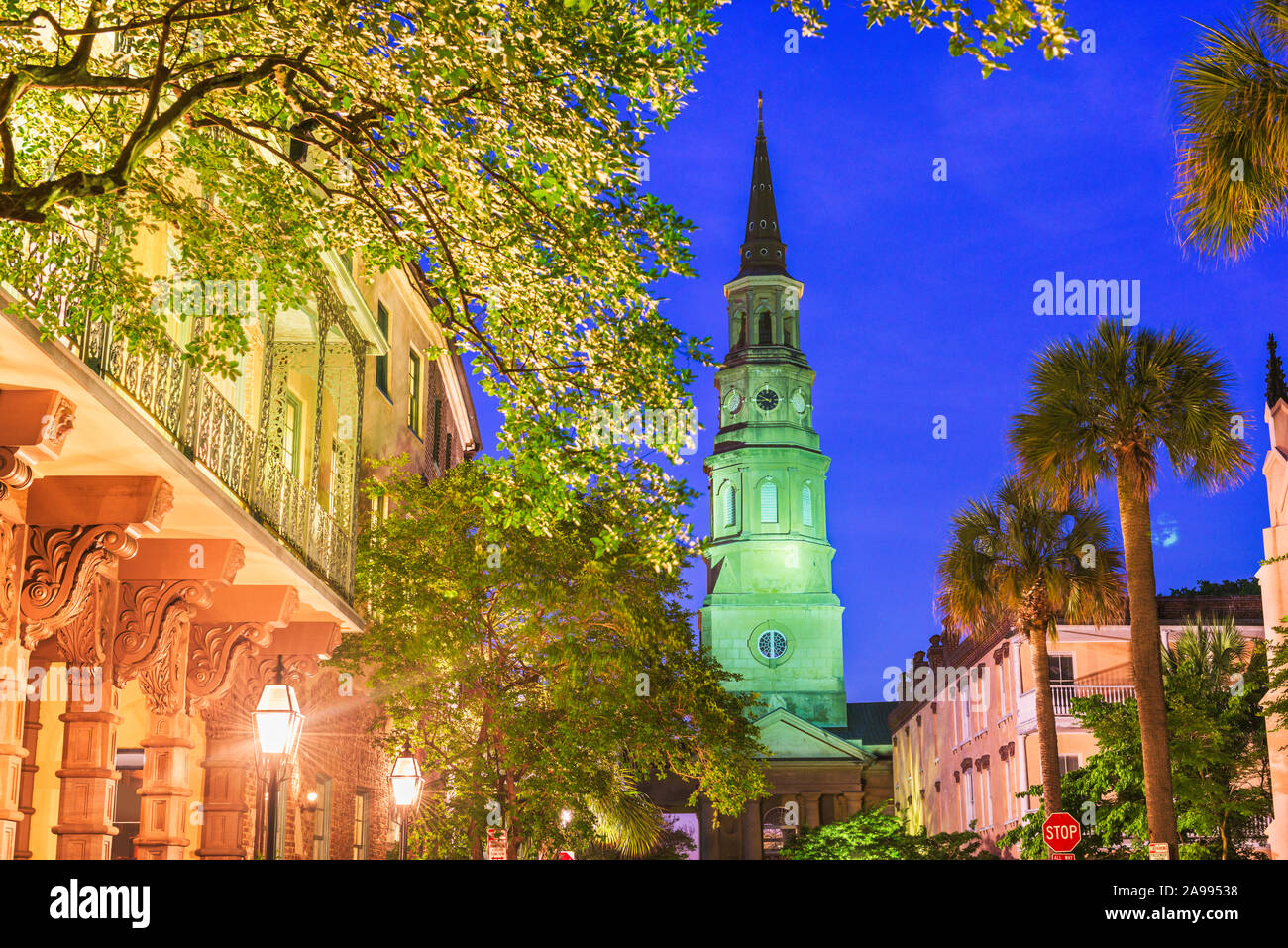 Charleston, South Carolina, USA Ansicht des französischen Viertels in der Dämmerung. Stockfoto