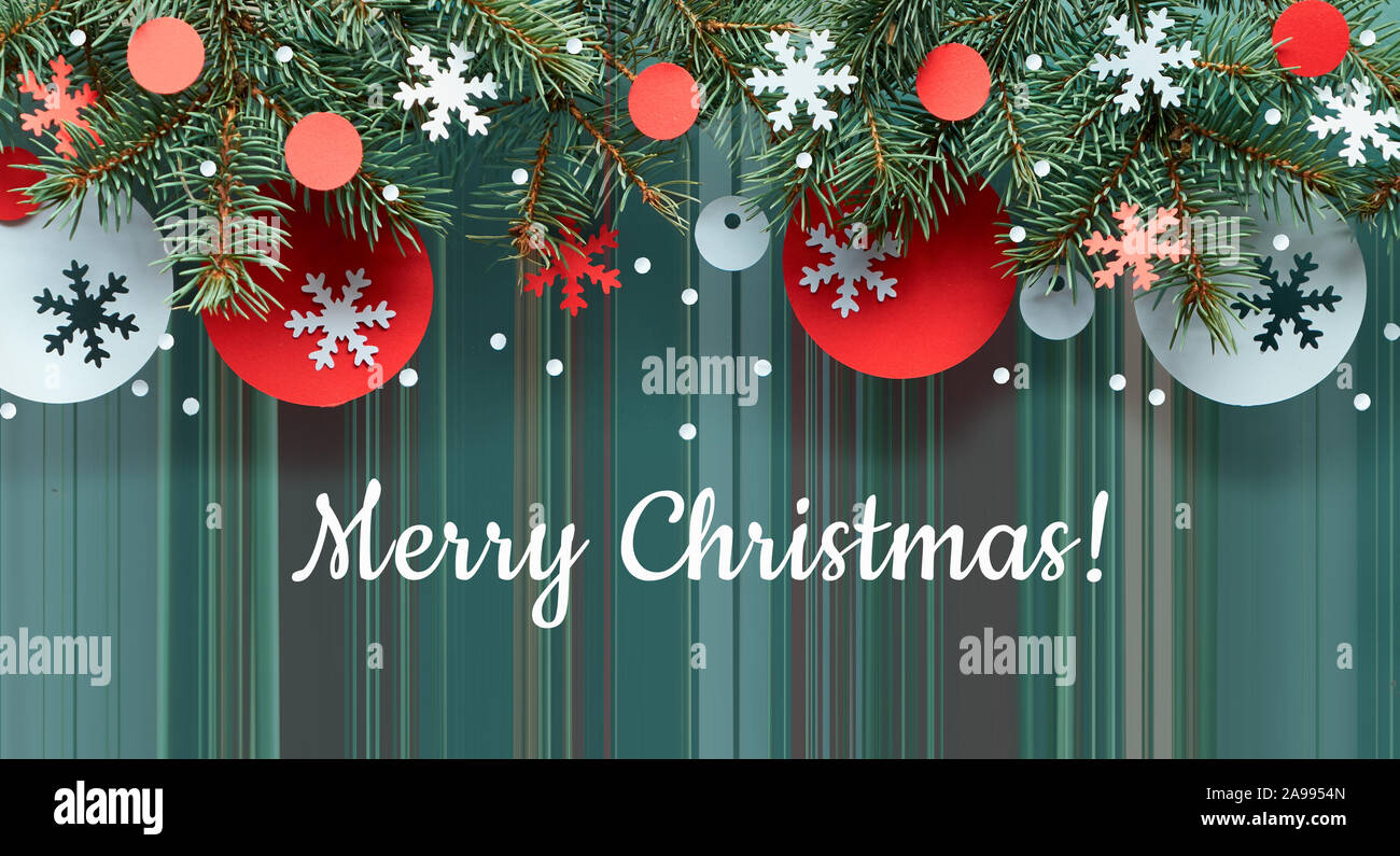 Weihnachtsgirlande mit Tannen Zweigen, roten und weißen Papier Dekorationen, Pixel stretch Effekt auf Hintergrund mit Text "Frohe Weihnachten!". Stockfoto