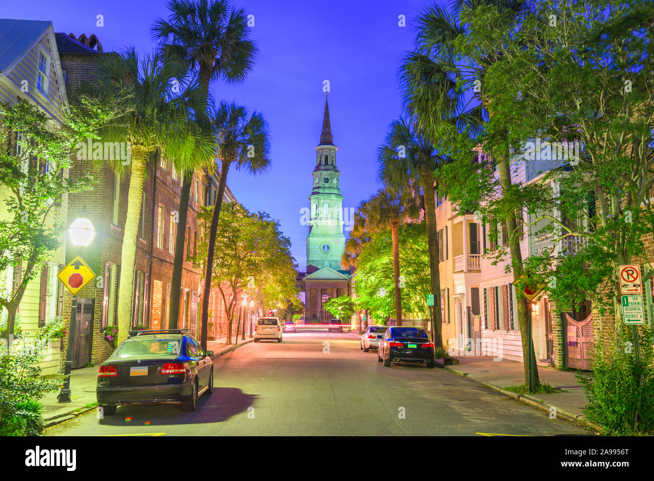 Charleston, South Carolina, USA Ansicht des französischen Viertels in der Dämmerung. Stockfoto