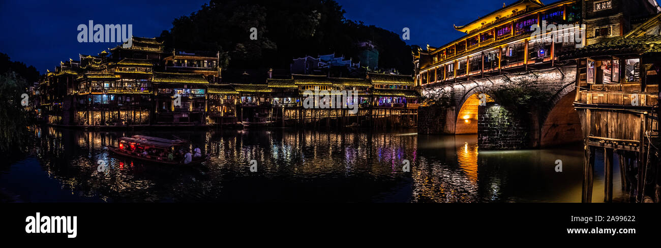 Panoramablick auf das malerische Nacht River Side View von FengHuang Altstadt oder Phoenix Alte Stadt, in der Provinz Hunan in China Stockfoto