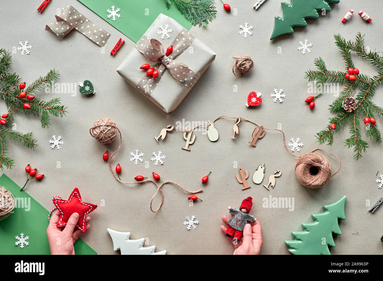 Null Abfall Weihnachten, Konzept flache Layout auf rustikalen, mit Holz. Handgefertigte Geschenke, Weihnachtsschmuck aus biologisch abbaubaren Materialien, Kunststoff frei Stockfoto