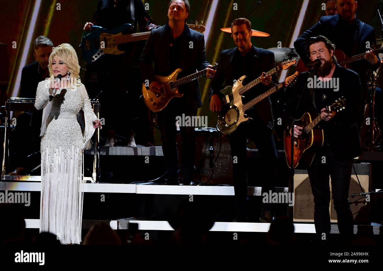 Nashville, Tennessee, USA. 13 Nov, 2019. Zach Williams, Dolly Parton. Der 51. jährlichen CMA Awards, der Country Musik größte Nacht, bei Bridgestone Arena statt. Foto: Laura Farr/AdMedia/MediaPunch Credit: MediaPunch Inc/Alamy leben Nachrichten Stockfoto