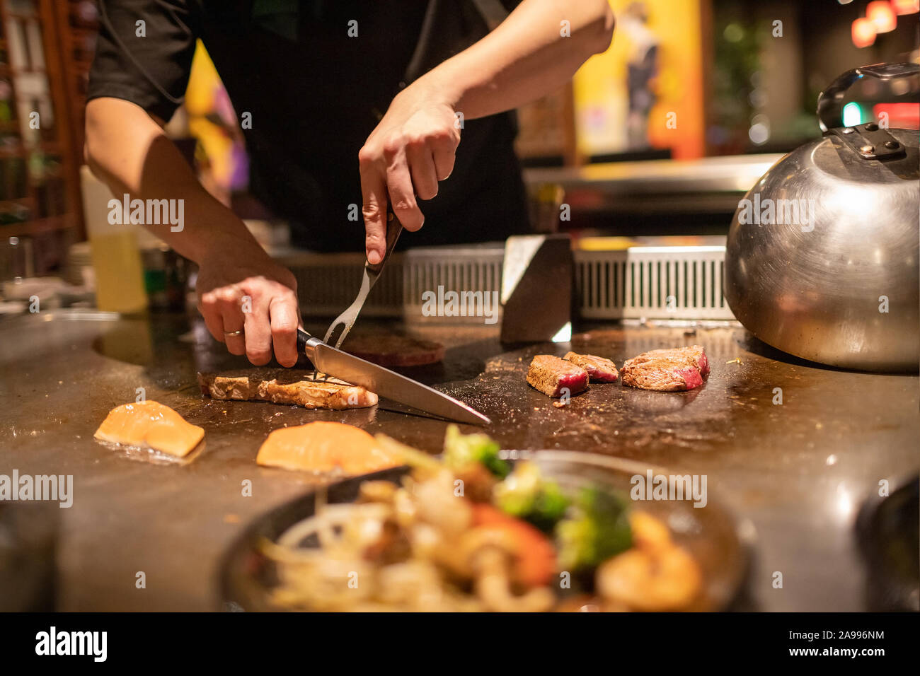 Teppanyaki chef cooking Japanese Wagyu Beef und Filet mignon Steak auf dem heißen Blech Stockfoto