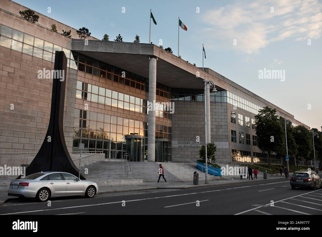 Die Dublin City Council Gebäude auf Holz Quay in Dublin, Irland, an einem Sommerabend bei Sonnenuntergang. Stockfoto