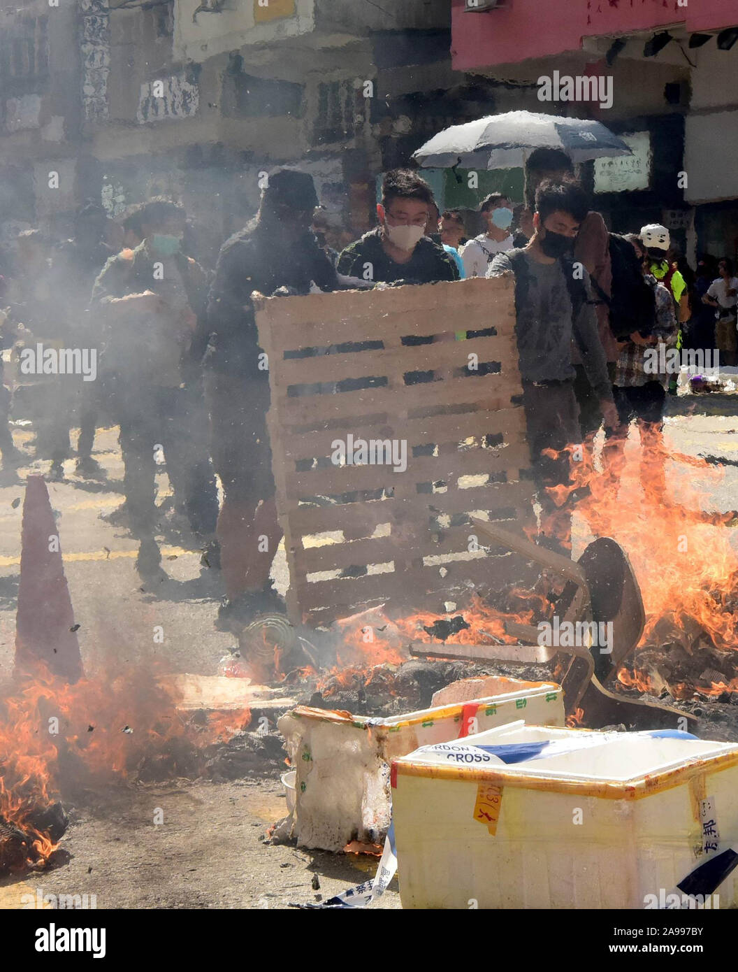 Hong Kong. 14 Nov, 2019. Randalierer setzten Feuer auf einer Straße in Sai Wan Ho in Hong Kong, South China, Nov. 11, 2019. Es hat mehr als fünf Monate nach der vorgeschlagenen Verordnung Änderungen bezüglich Transfers flüchtigen' löste Unruhen in der Stadt, mit Gewalt die Eskalation von selbstzerstörungs öffentliche Einrichtungen, Geschäfte, Banken und Medien zu Angriffen auf die Polizei und sogar Passanten mit ihnen gewesen. Quelle: Xinhua/Alamy leben Nachrichten Stockfoto